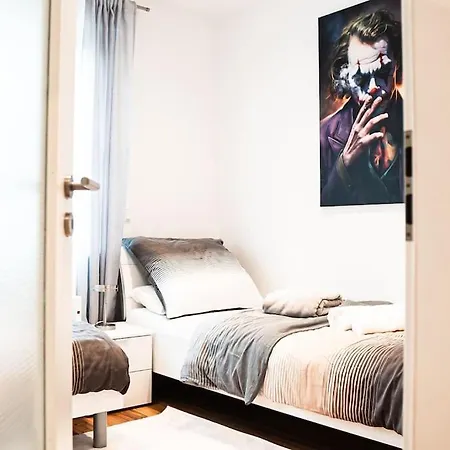 Апартаменты Kj Ferienwohnung Zentral - Swimming Pool - Balkon - Parkplatz Аугсбург