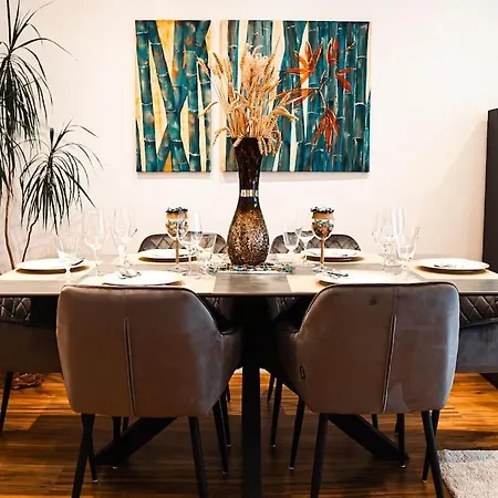 Kj Ferienwohnung Zentral - Swimming Pool - Balkon - Parkplatz Appartamento