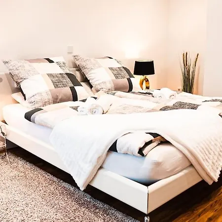 Kj Ferienwohnung Zentral - Swimming Pool - Balkon - Parkplatz Appartamento *